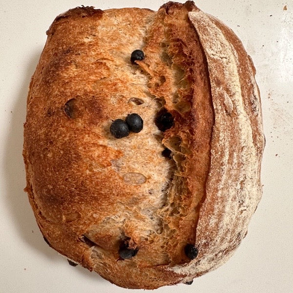 Casa -Hogaza de masa madre semi integral con nueces y pasas(Sólo CDMX)